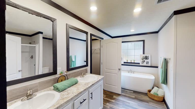 Maverick 28563a bathroom home features