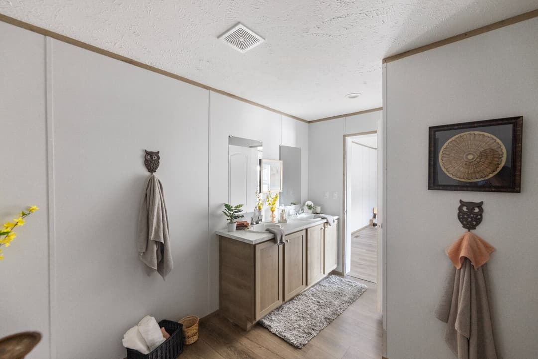 Phoenix 32483a bathroom home features