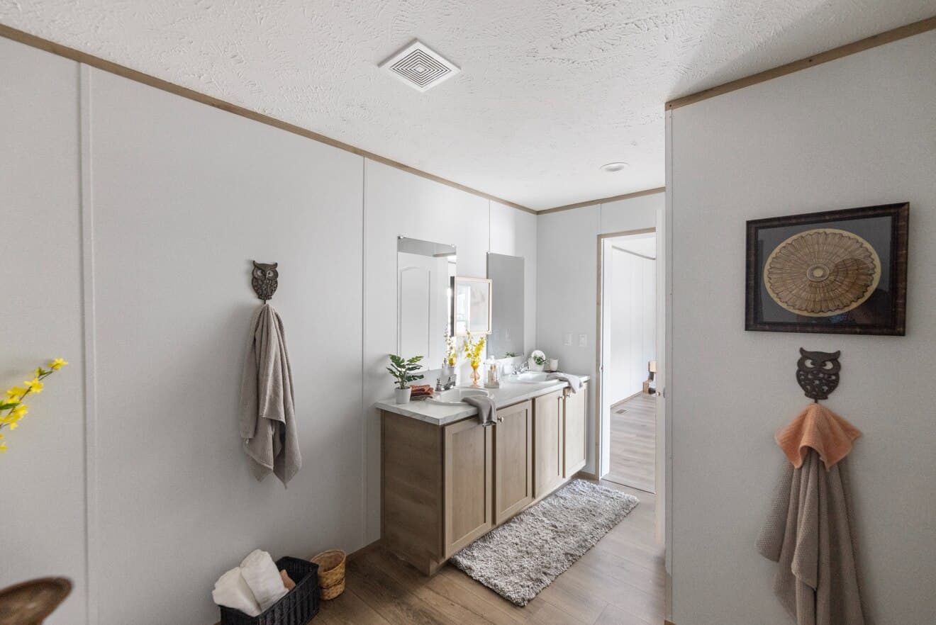 Phoenix 32483a bathroom home features
