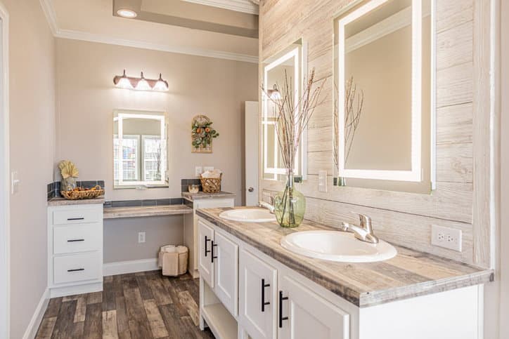 King 32764b bathroom home features