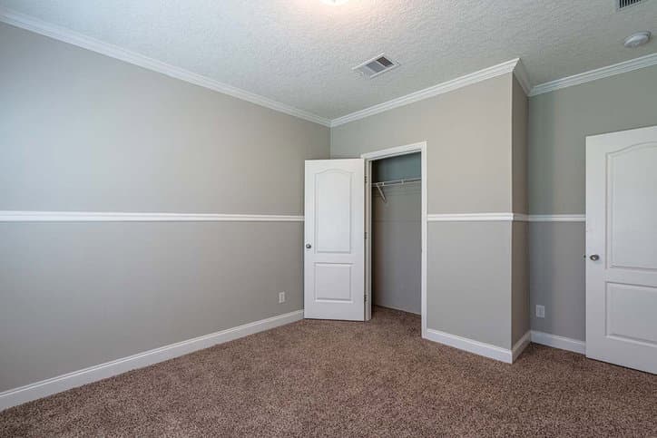 Thomas 32663b bedroom home features