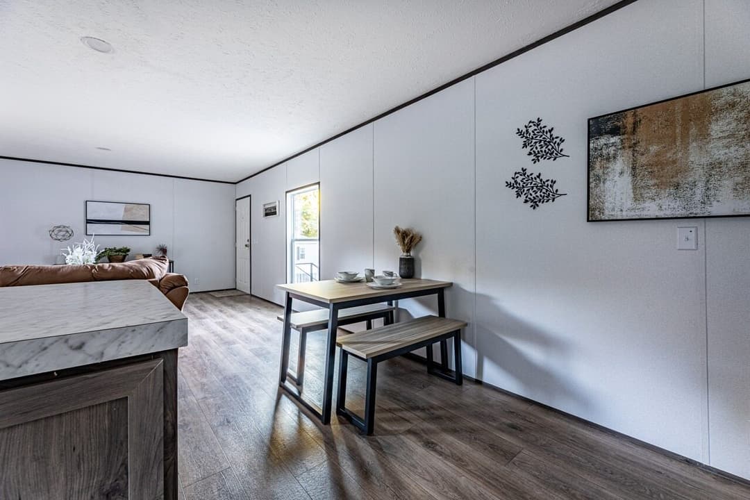 Phoenix 16763a interior home features