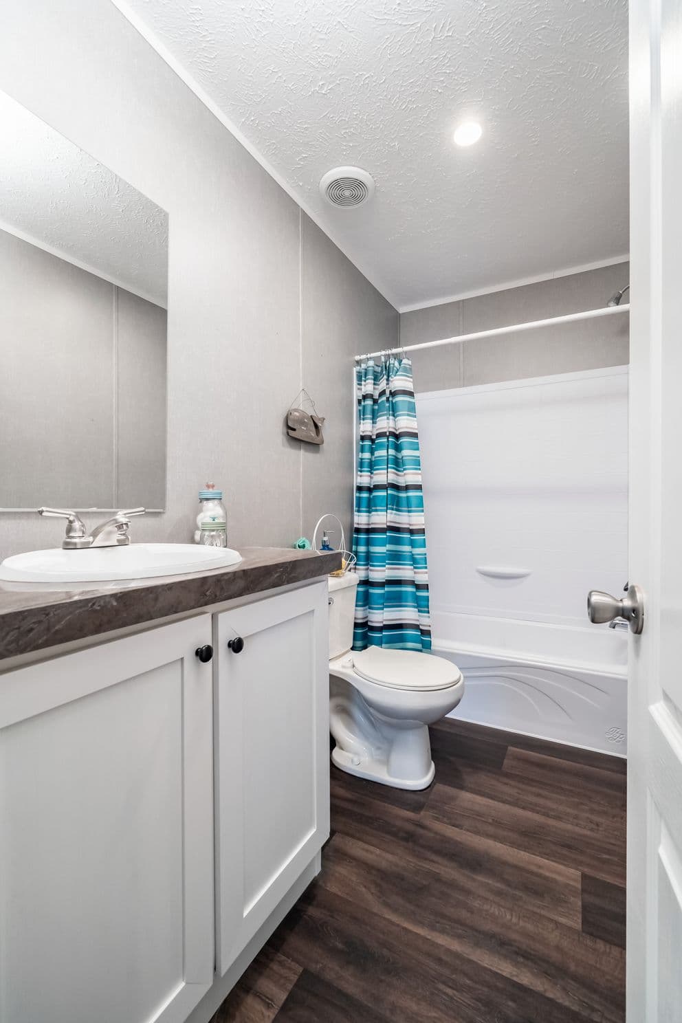 The eagle 76 bathroom home features