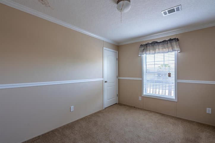 Bannister 28523c bedroom home features