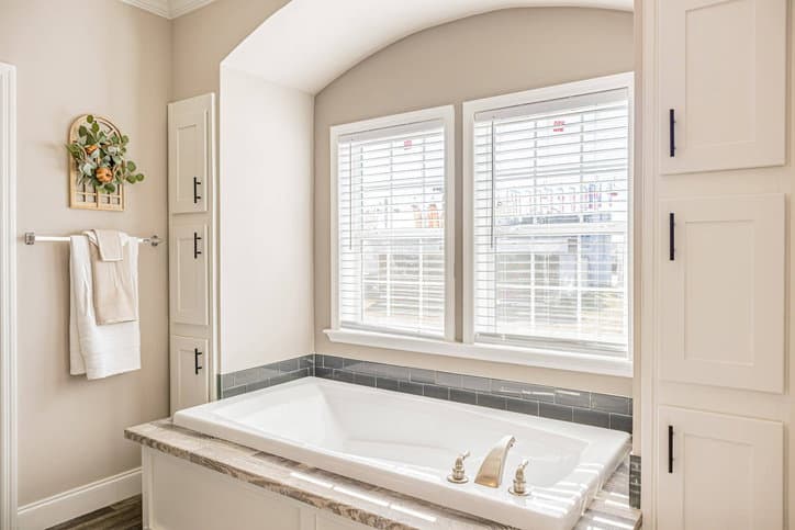 King 32764b bathroom home features