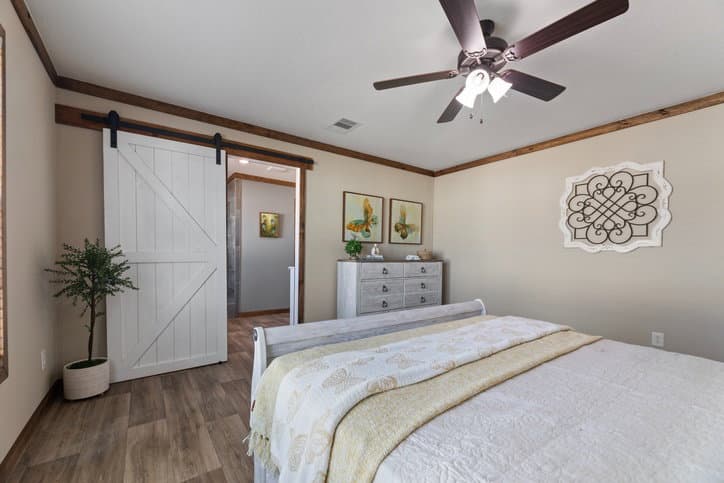 Reece 32663a bedroom home features
