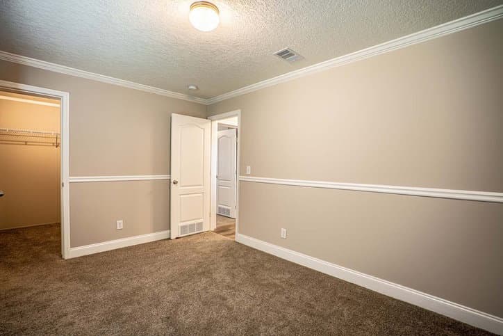 Isidro 32603c bedroom home features