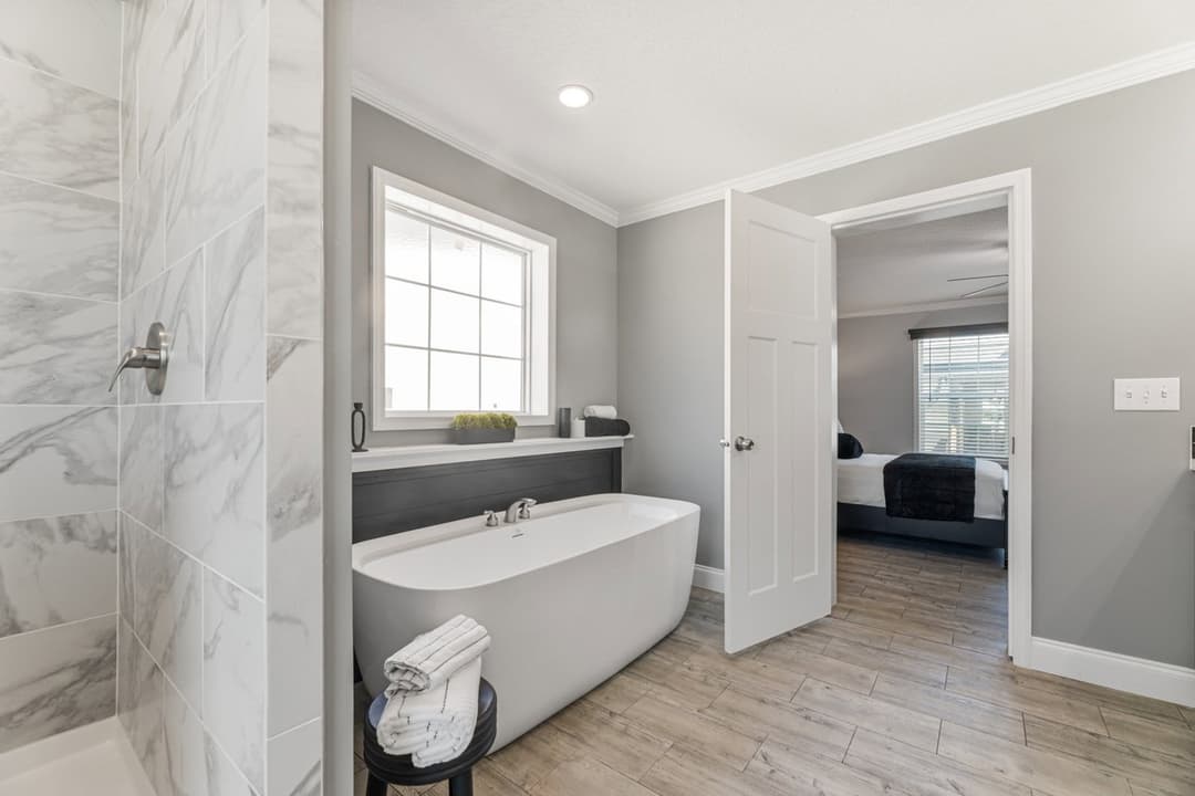Jones 32764b bathroom home features