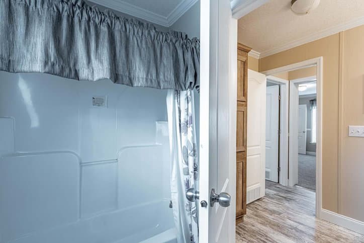Anderson 32603b bathroom home features
