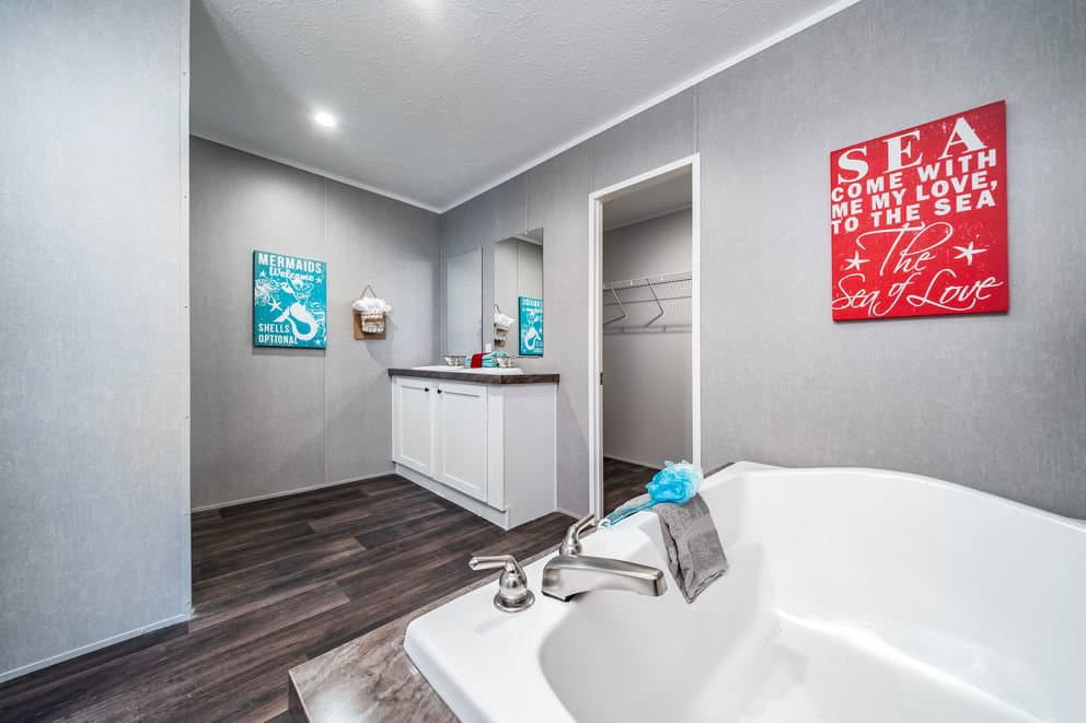 The eagle 76 bathroom home features