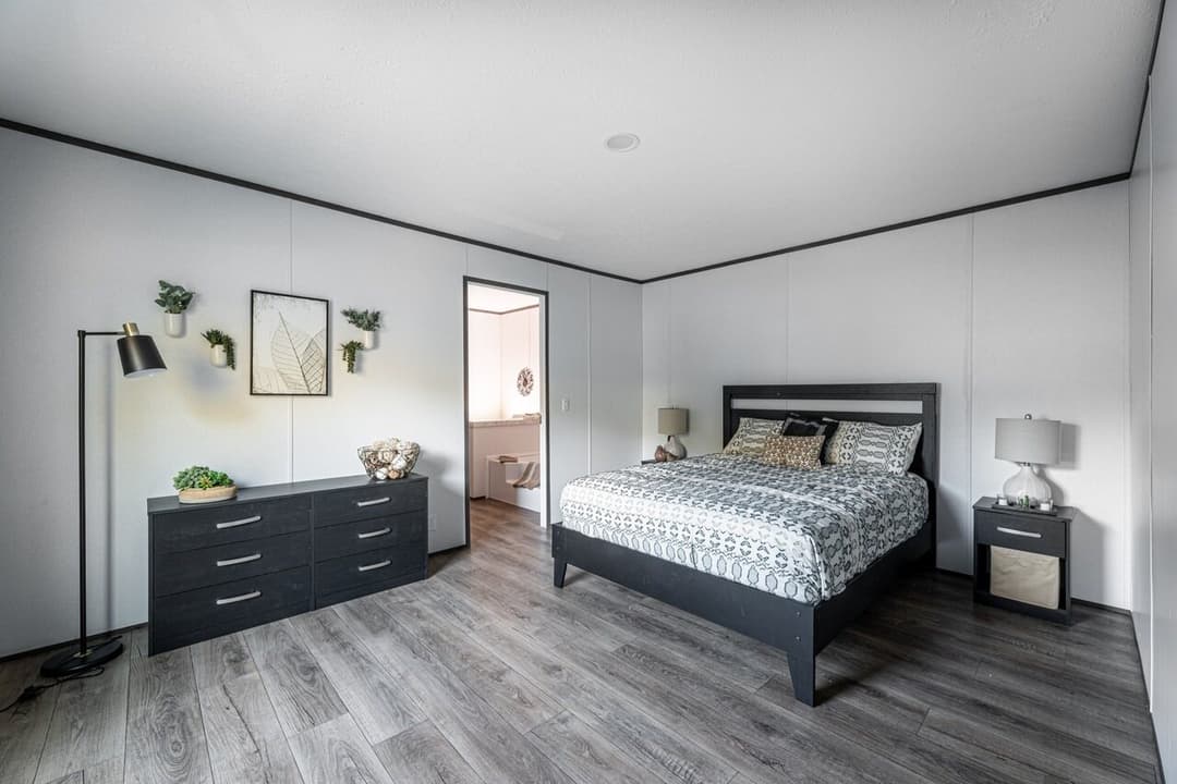 Phoenix 16763a bedroom home features